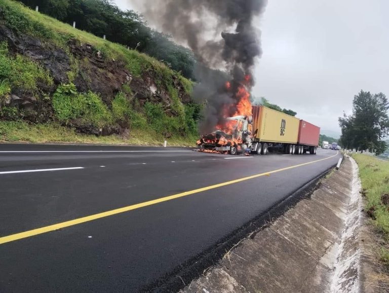 Camión de carga se incendia en la autopista México Guadalajara, no hay heridos
