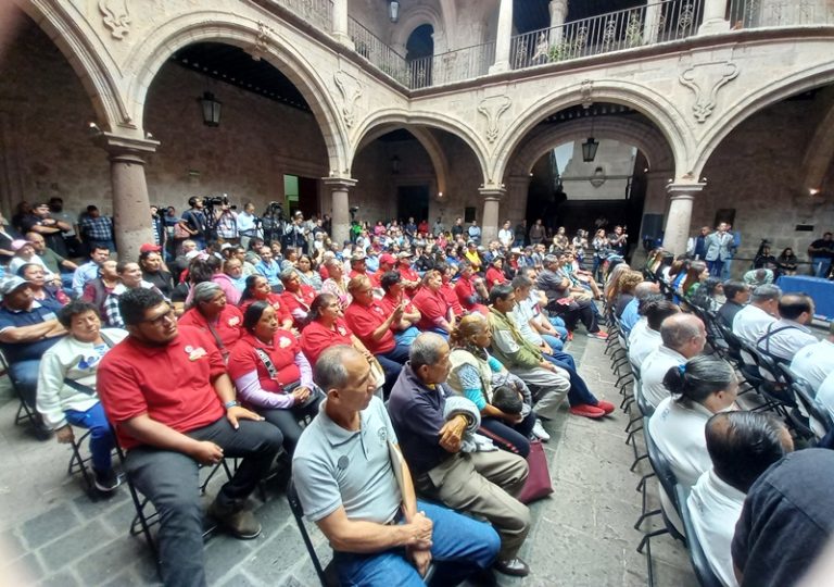 Reconocen a trabajadores de limpia por mantener a Morelia limpia