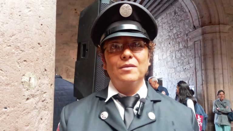 En agradecimiento por salvar la vida de su padre, se hizo bombera