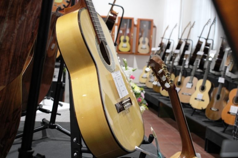 Todas las casas de música e instrumentos en el país tienen guitarras de Paracho