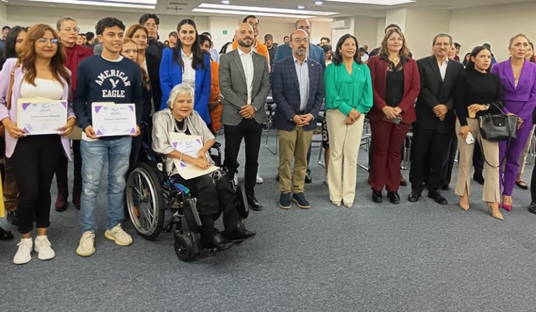 Egresa primera generación de graduados de la Preparatoria Abierta Comunitaria