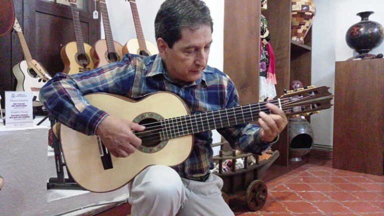 Reconocen a artesano de Paracho entre los Grandes Maestros Lauderos