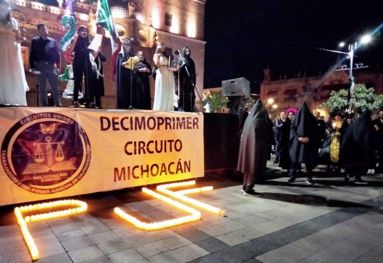 Marcha fúnebre en Morelia escenifica la muerte de la democracia y justicia en México