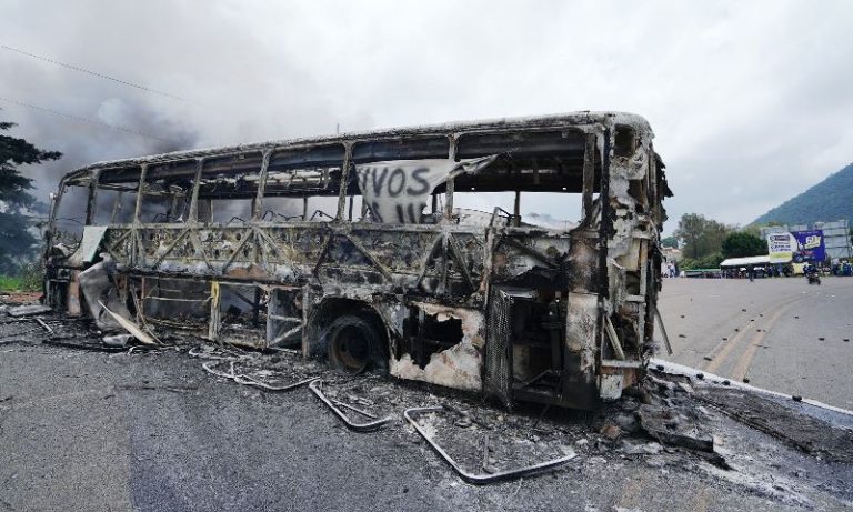 Comuneros de La Cantera mantienen bloqueo en carretera a Los Reyes