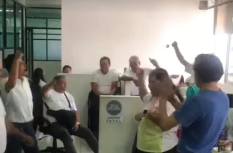 Continúa D-III-6 paro de brazos caídos en SEE y cierre de oficinas de autoridades, en apoyo a su líder