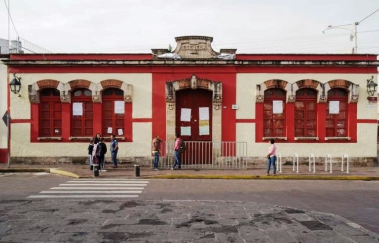 Cierra puertas Primaria «Benito Juárez», directora no acata orden de dejar el cargo