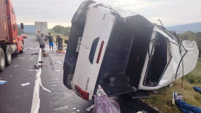 Un muerto y cuatro heridos, saldo de fatal volcadura en la autopista México–Guadalajara