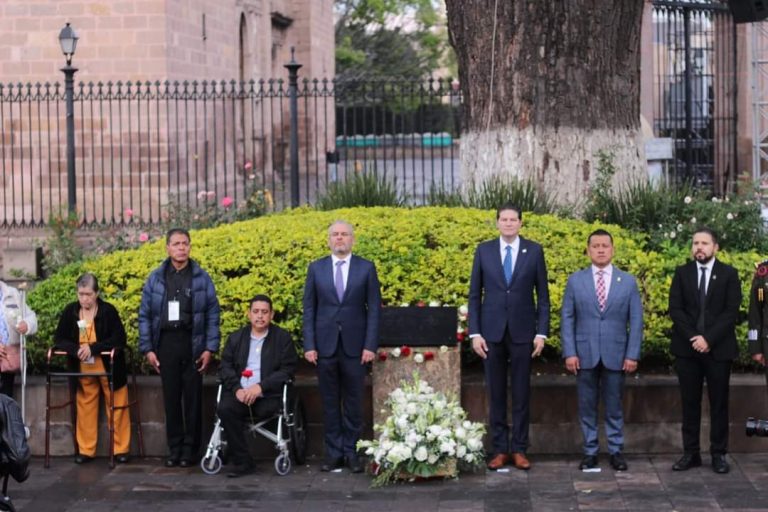 Rinden homenaje a víctimas de granadazos del 15-S