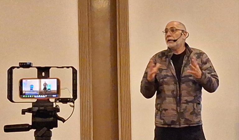 Guillermo Arriaga cautiva a los jóvenes en la Feria Internacional del Libro y la Lectura de Morelia