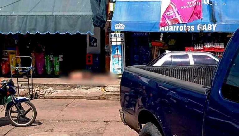 Adolescente es asesinado a tiros frente a tienda de abarrotes, en Apatzingán