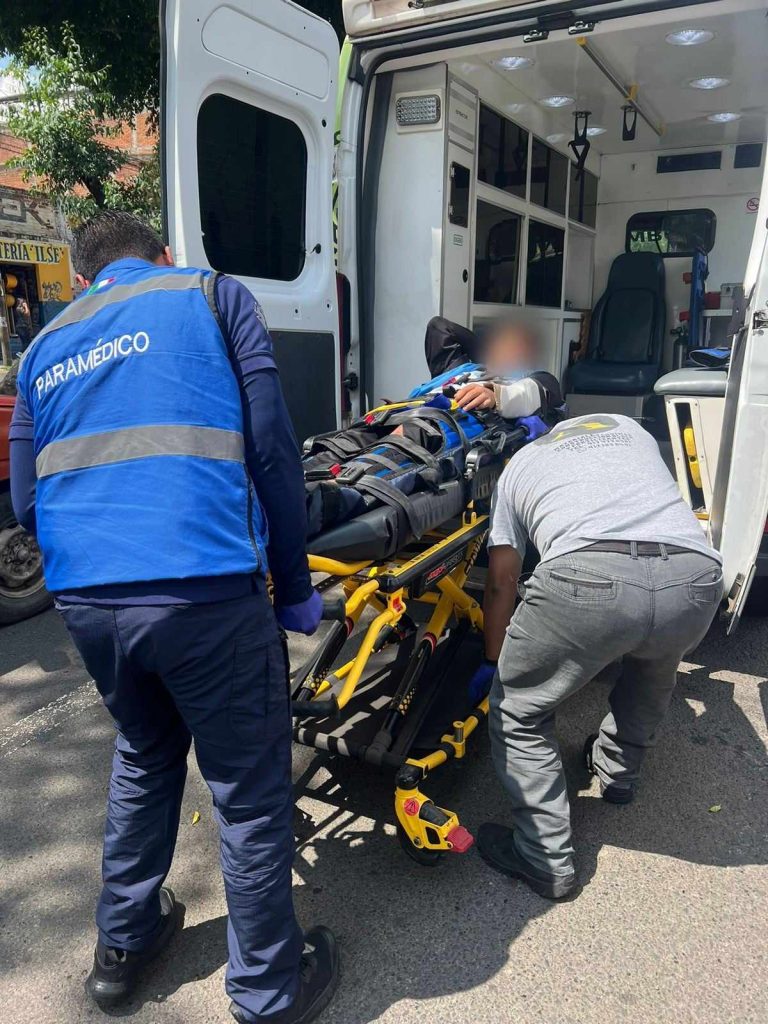 Adolescente sufre accidente de moto, en Morelia; no usaba casco protector