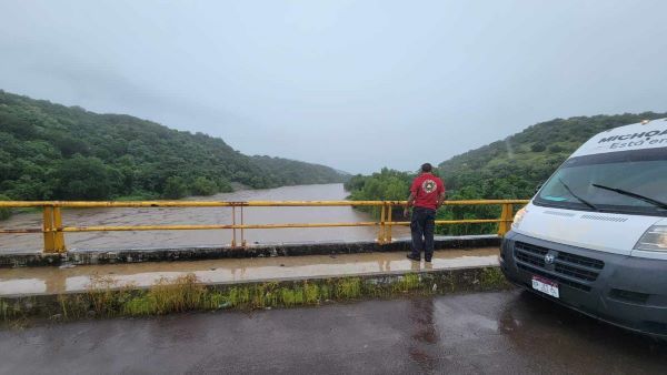 Tormenta tropical John tumba árboles y genera derrumbes en Arteaga y Tumbiscatío