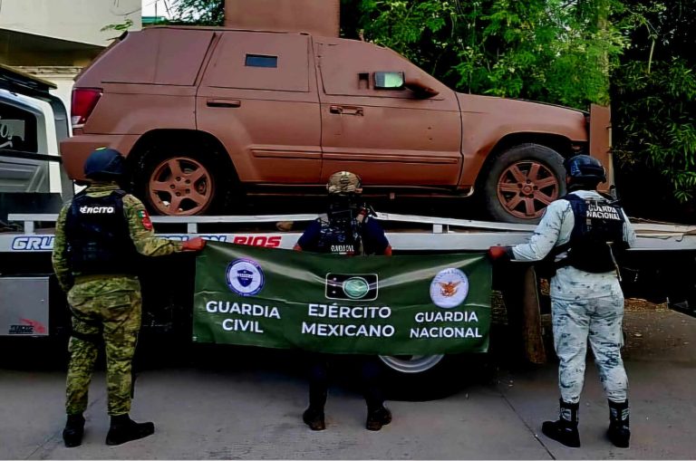 Aseguran camión “monstruo” y armamento en Tierra Caliente
