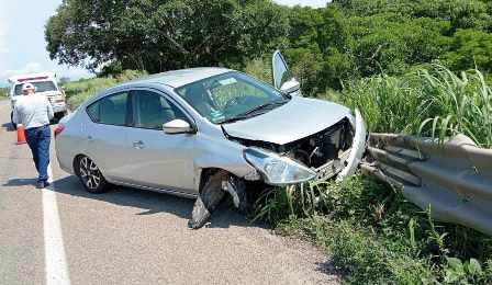 Auto choca contra objeto fijo en la autopista Siglo XXI