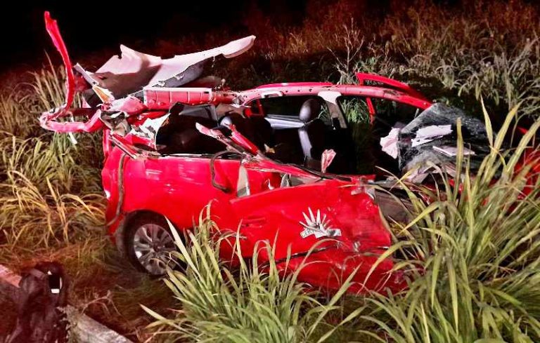 Auto termina destrozado tras choque por alcance en la autopista Siglo XXI