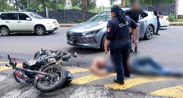 Auto y moto protagonizan choque en Calzada Ventura Puente de Morelia; hay un herido