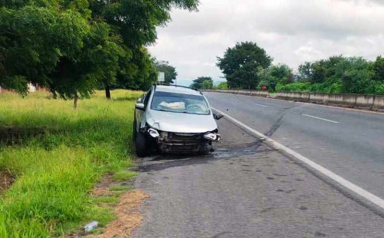 Camioneta choca contra muro de contención, en la carretera Apatzingán–Cuatro Caminos