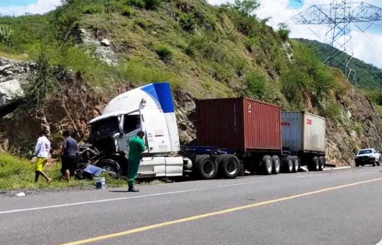 Chofer se queda sin frenos en la autopista Siglo XXI y detiene su unidad al impactar contra un paredón