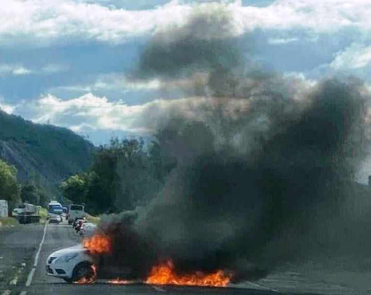 Delincuentes incendian dos vehículos en la carretera Tarímbaro-Álvaro Obregón