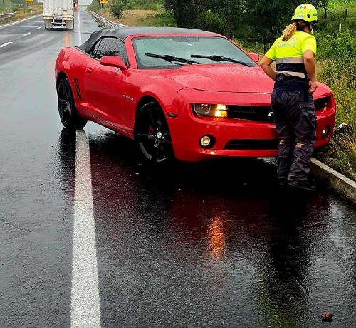 Derrapa auto deportivo e impacta contra guarnición, en la autopista Siglo XXI