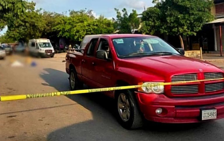 Hombre muere tras caer de camioneta en movimiento