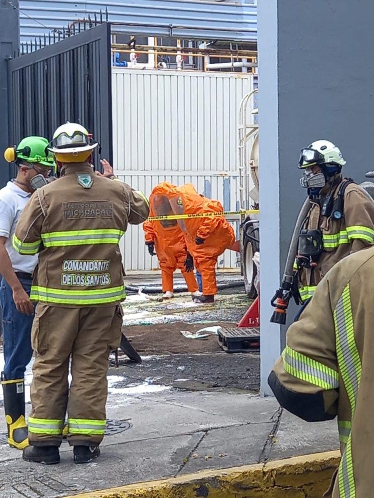 Atienden autoridades fuga de ácido en embotelladora de Calzada la Huerta