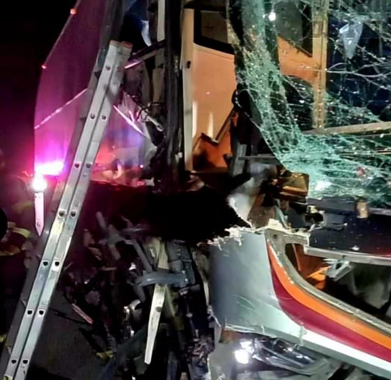 Autobús de pasajeros choca por alcance contra camión de carga; hay 12 heridos
