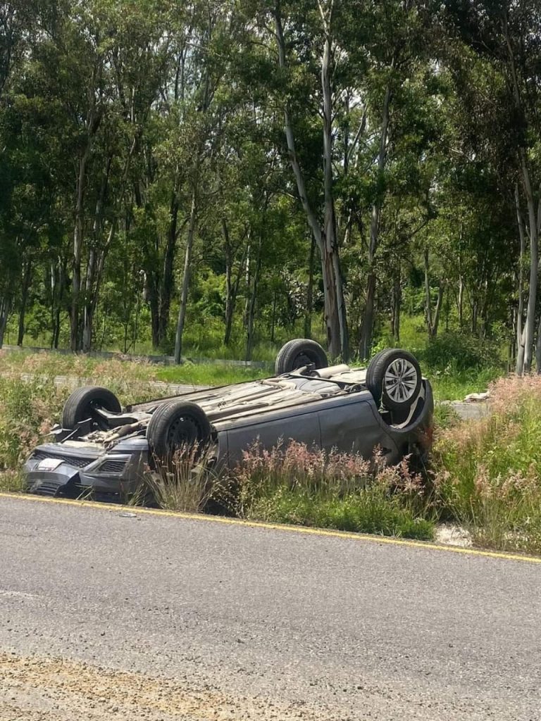 Vuelca auto en la Morelia-Pátzcuaro; hay una persona herida