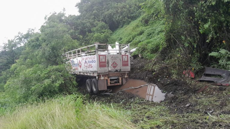 Camión cargado con tanques de Gas L.P. se va a un desnivel en la Autopista Siglo XXI