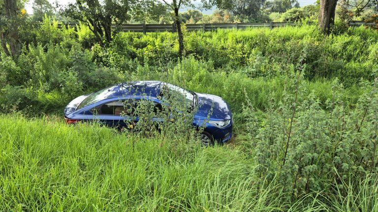 Automovilista se accidenta en la carretera Morelia-Pátzcuaro