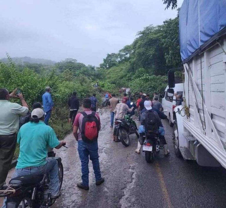 Derrumbe de ladera bloquea la carretera Tzitzio-El Limón de Papatzindan