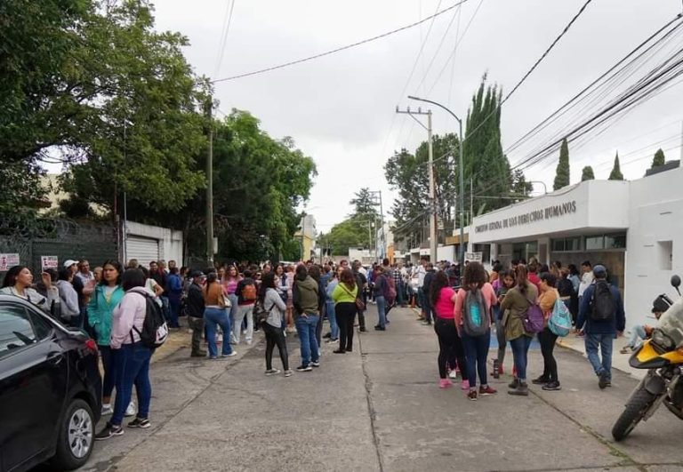 Integrantes de la CNTE se concentran afuera de la CEDH
