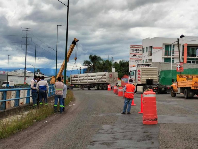 A punto de volcar remolque con cilindros de gas en libramiento de Morelia