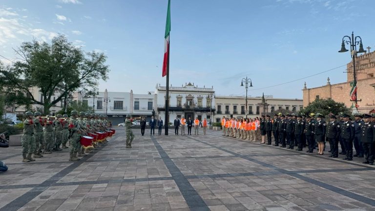 Realizan izamiento de bandera a media asta en memoria de víctimas por sismos