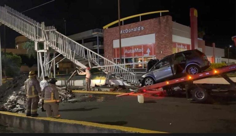 Camioneta choca contra puente peatonal en la avenida Camelinas de Morelia