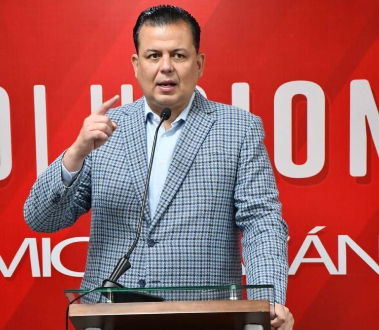 Suben de tono acusaciones de Valencia a Ocampo