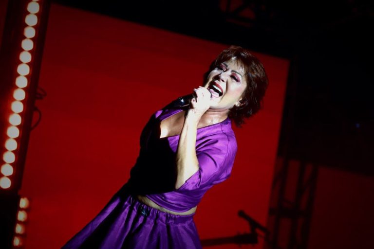 Saldo blanco, en concierto de Alejandra Guzmán