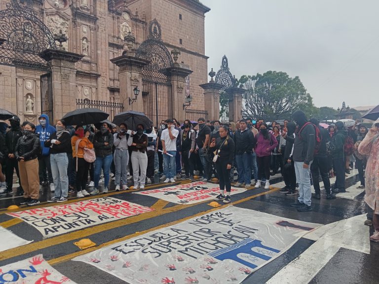 Se movilizan normalistas por décimo aniversario de la desaparición de los 43 de Ayotzinapa