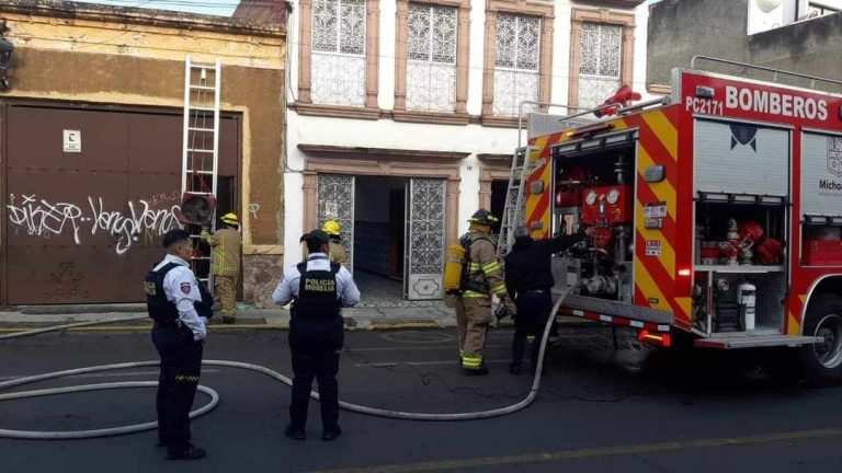 Bomberos combaten incendio de bodega en el centro de Morelia