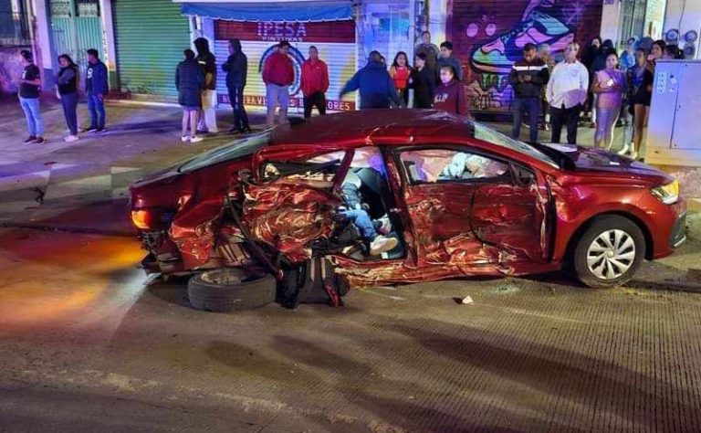 Mujer muere tras choque entre dos vehículos en Zitácuaro