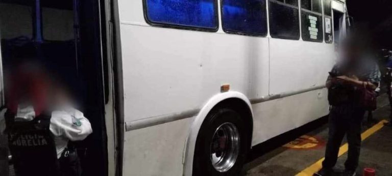 Detiene Policía Morelia a automovilista por presuntamente dispararle a camión de pasajeros