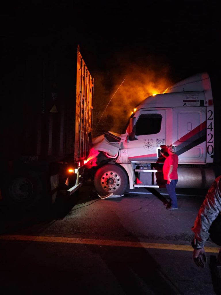 Se registran dos accidentes de tráileres en la autopista Siglo XXI