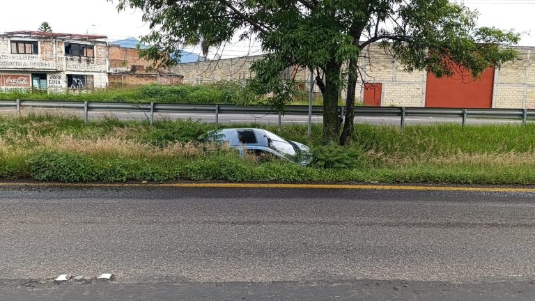 Auto se accidenta en la Morelia-Pátzcuaro