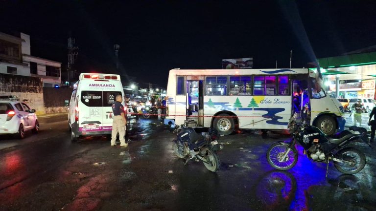 Motociclista muere al chocar contra camión urbano, frente a la Central Camionera de Uruapan