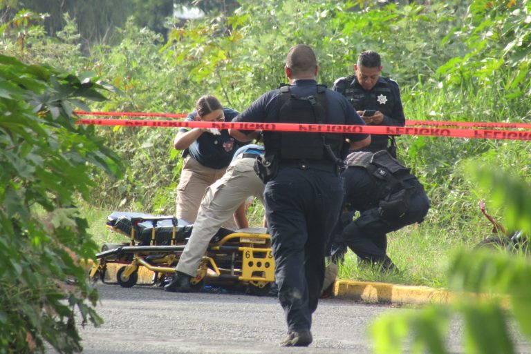 Hombre es baleado, se roba una moto para huir y choca