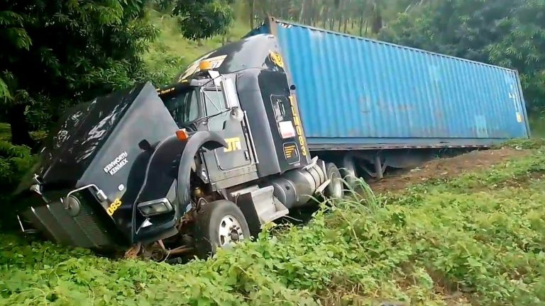 Tráiler se accidenta y termina por fuera de la carpeta asfáltica en la Siglo XXl