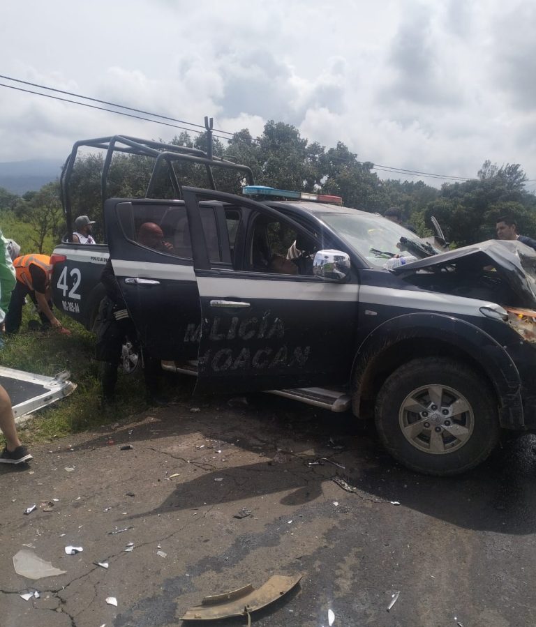 20 lesionados deja choque de patrulla contra combi del servicio público en Tangancícuaro