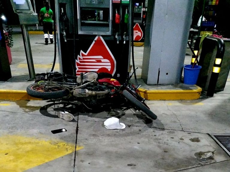 Suman dos muertos tras ataque a balazos en gasolinera de Apatzingán