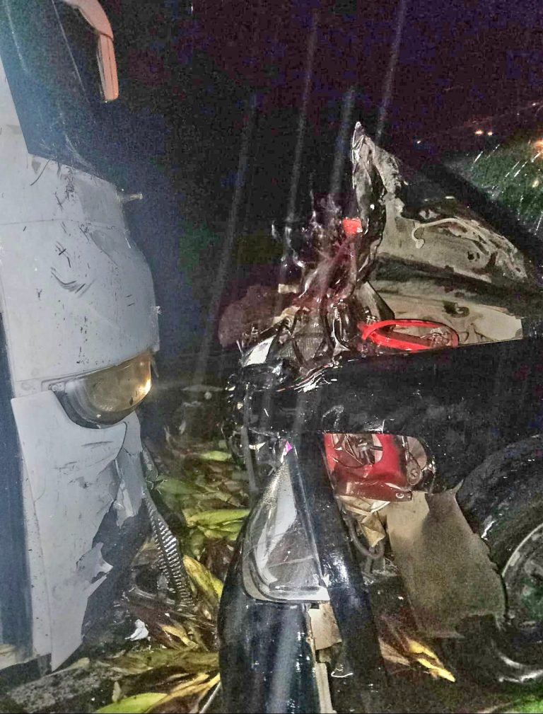 Brutal choque de frente entre autobús y camioneta deja 3 lesionados graves, en la Uruapan-Los Reyes