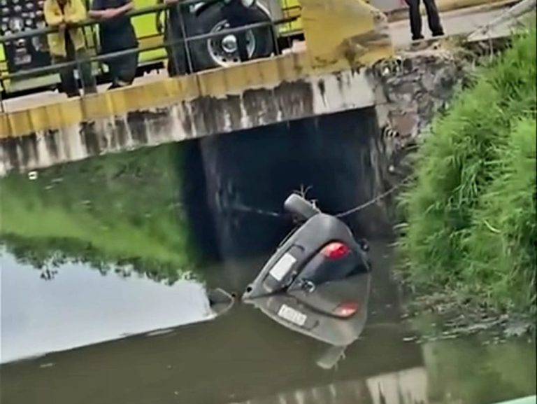 Cae auto a canal de agua al norte de Morelia; hay 3 heridos
